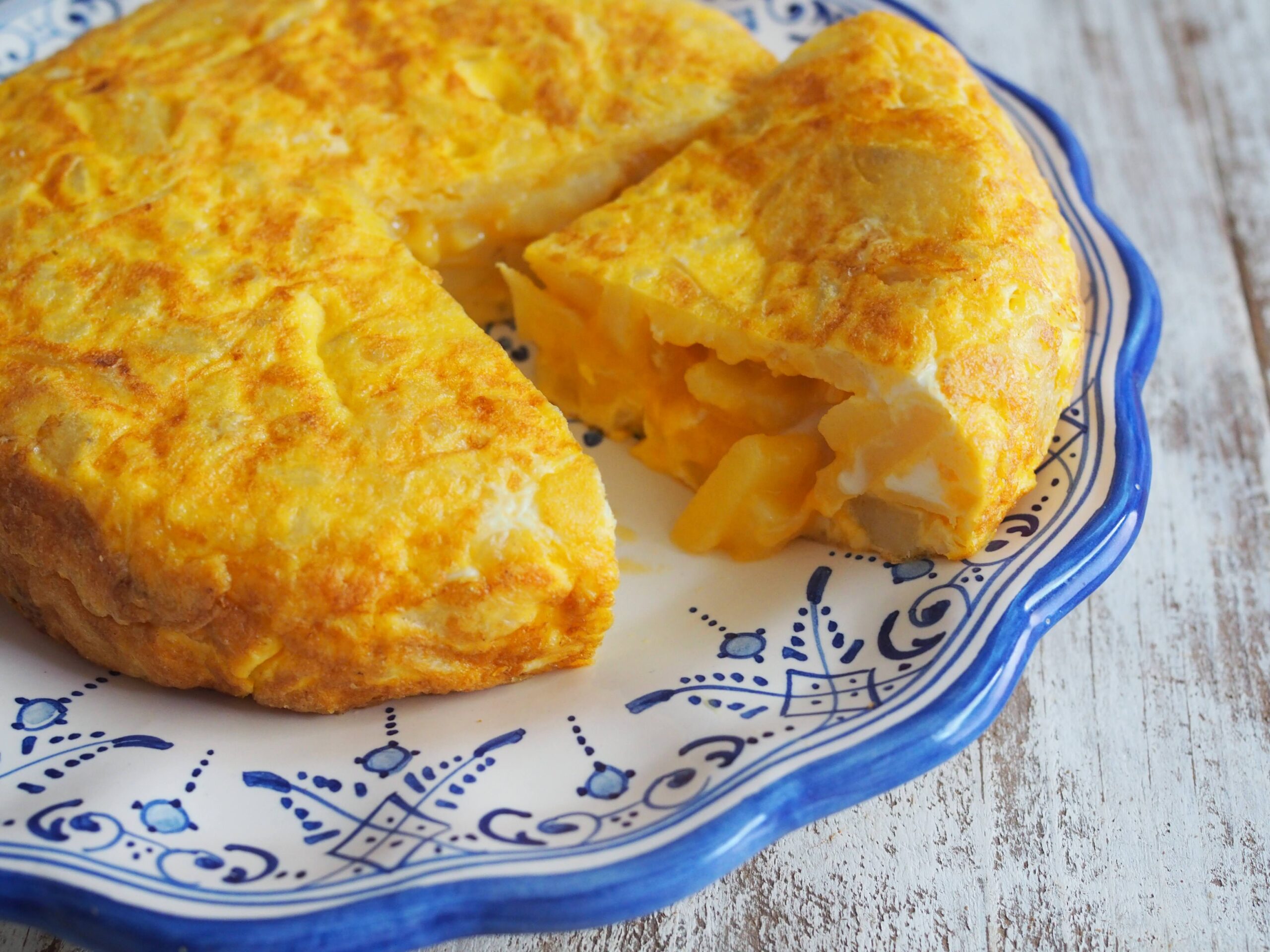 ふわとろトルティージャと煮込みタパス             ＝バルの定番を極める冬のスペイン＝